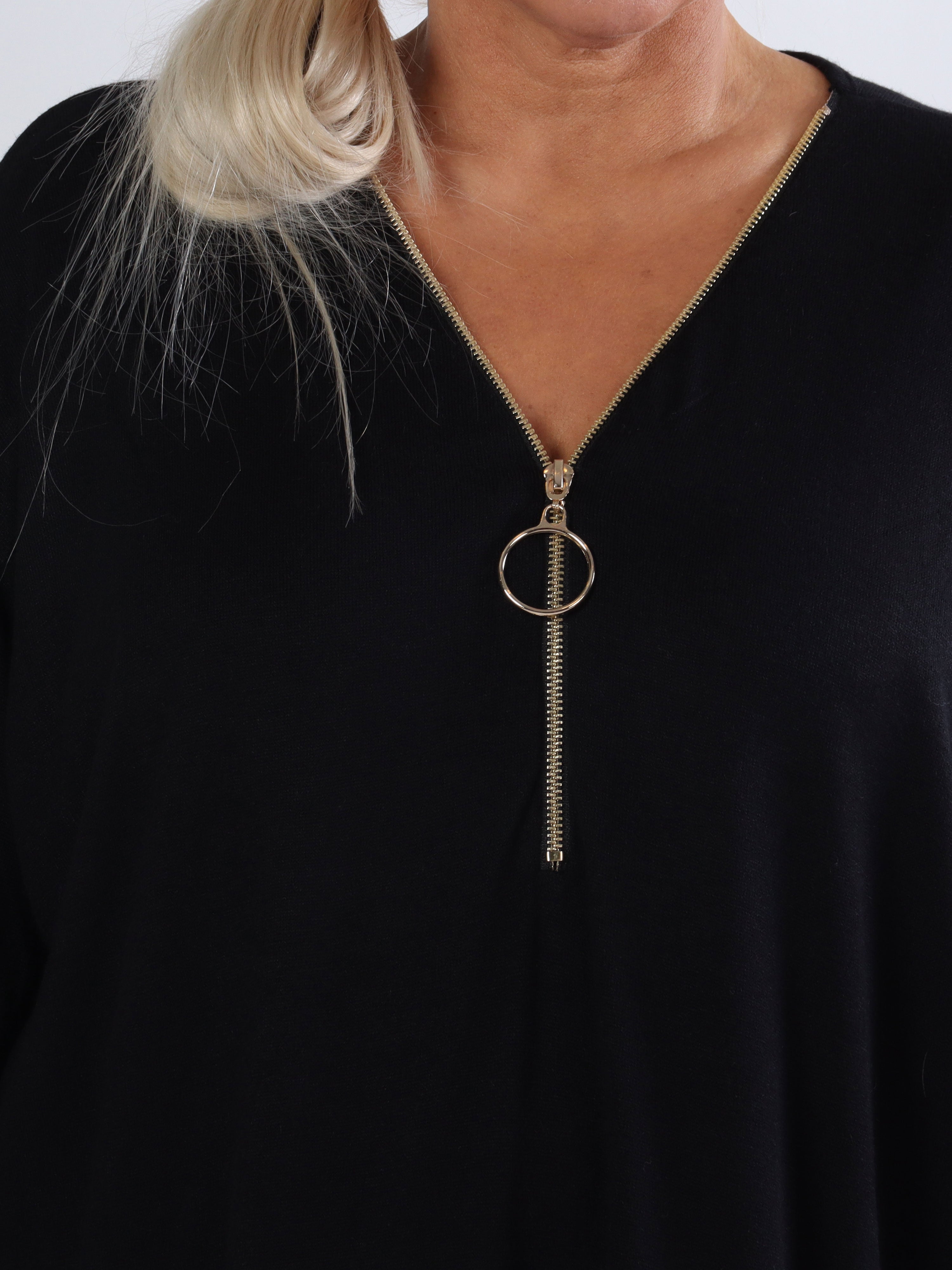 Filippa - Super blød plus size strikkjole med lynlås